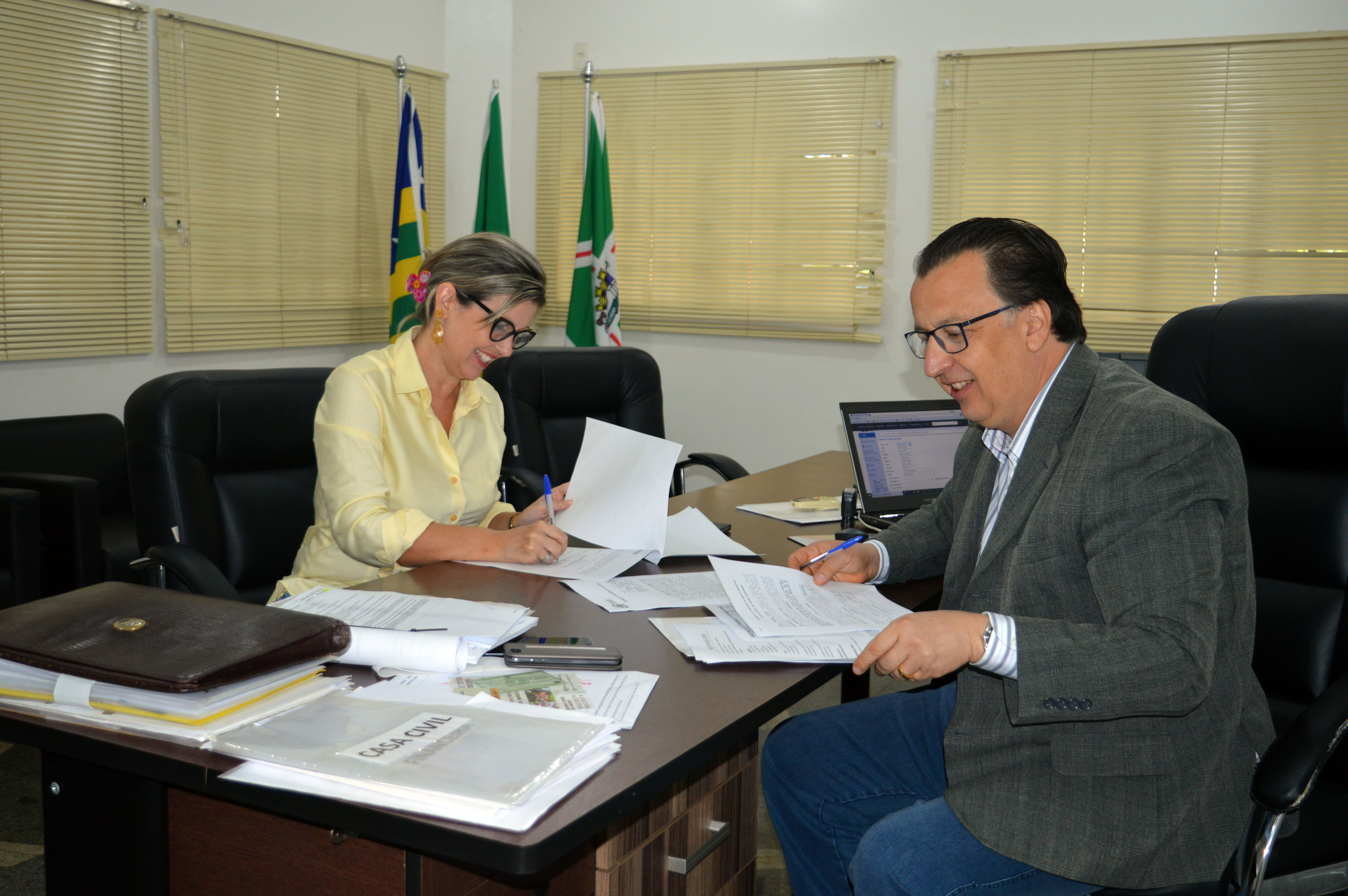 Diretora-Geral do IFG - Câmpus Goiânia, Maria de Lourdes Magalhães, e presidente da Agetul, Alexandre Magalhães, assinaram termo de convênio na manhã desta quarta-feira, 8, no Parque Mutirama.